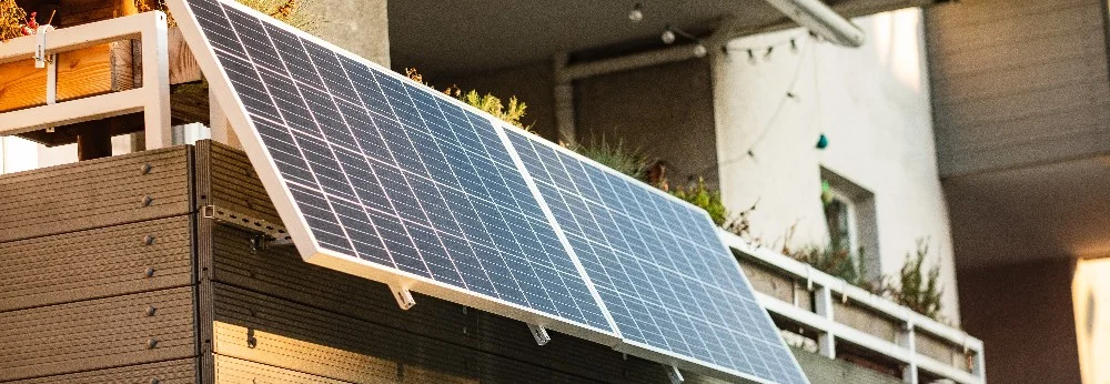 Solarpaneele auf Balkonbrüstung